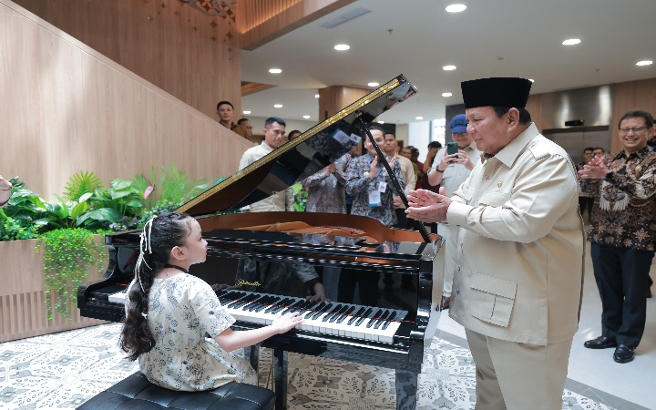 Momen tak terduga yang mencuri perhatian seluruh rombongan saat RS KEI, termasuk Presiden Prabowo Subianto, tertarik permainan piano dari seorang anak kecil berusia 10 tahun.