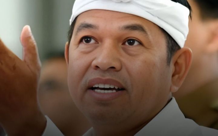 Gubernur JawaBarat Dedi Mulyadi memberikan keterangan pers terkait klarifikasi kasus dugaan TPPO yang melibatkan seorang pemuda asal Bandung. KDM menegaskan informasi korban TPPO tersebut tidak benar.