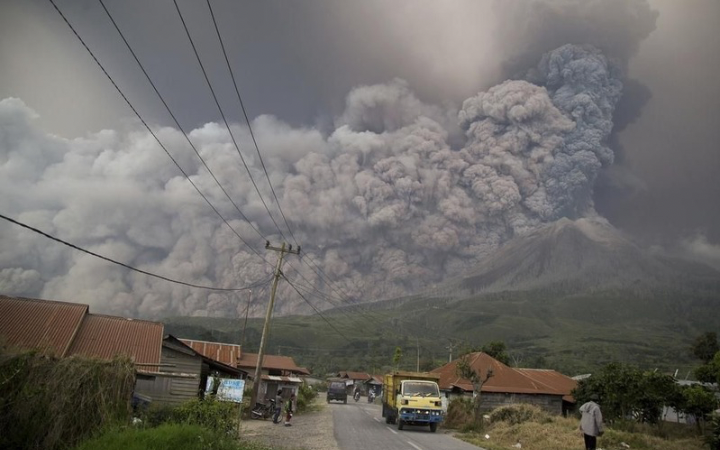 Aktivitas Gunung Semeru kembali meningkat setelah letusan besar memicu awan panas dan perluasan zona bahaya.