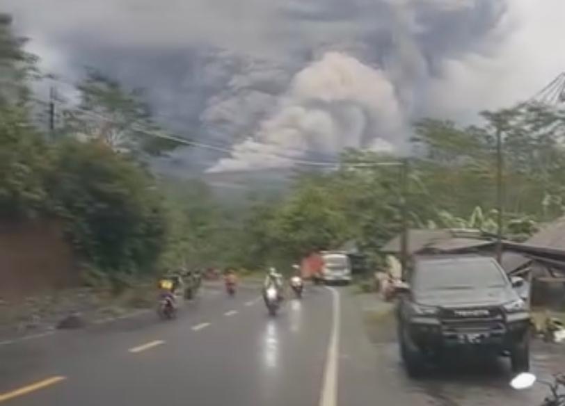Gunung Semeru di Lumajang mengalami erupsi dahsyat pada Rabu (19/11/2025) sore, pukul 16.00 WIB.