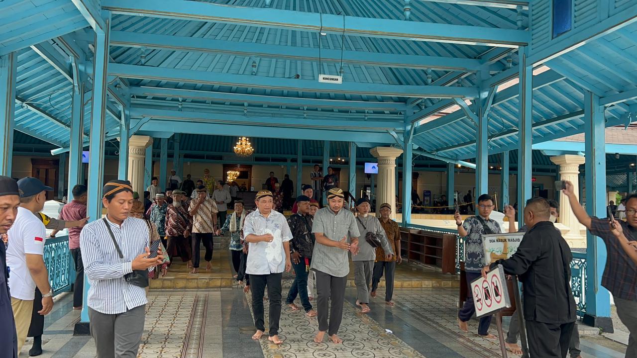 Sri Susuhunan Pakubuwono XIV Hangabehi melaksanakan ibadah Salat Jumat di Kagungan Dalem Masjid Gede atau Masjid Agung Karaton Surakarta, Jumat (21/11/2025).