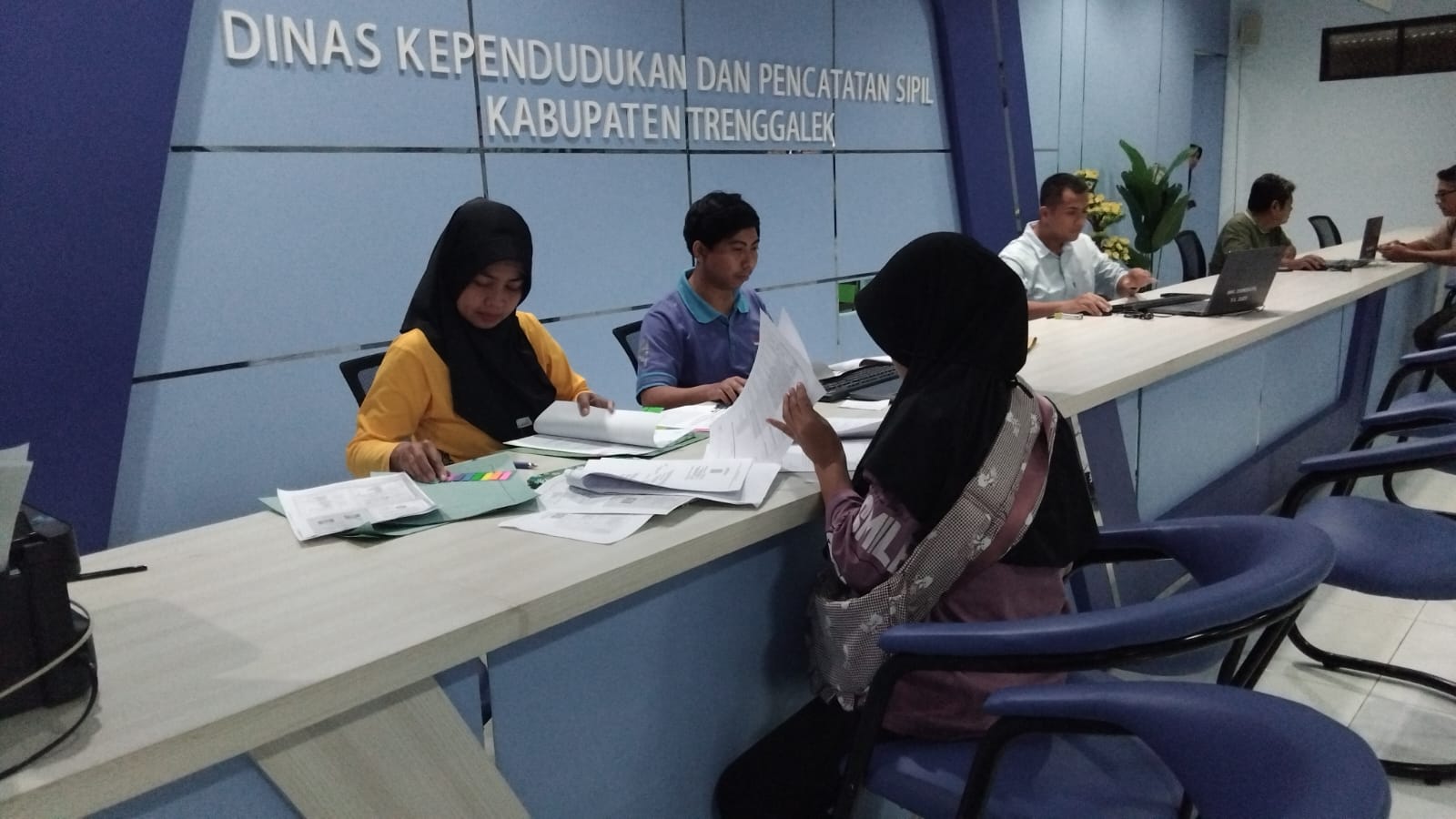 Warga ketika mengurus adminduk di kantor Disdukcapil Trenggalek, Jumat (21/11/2025).
