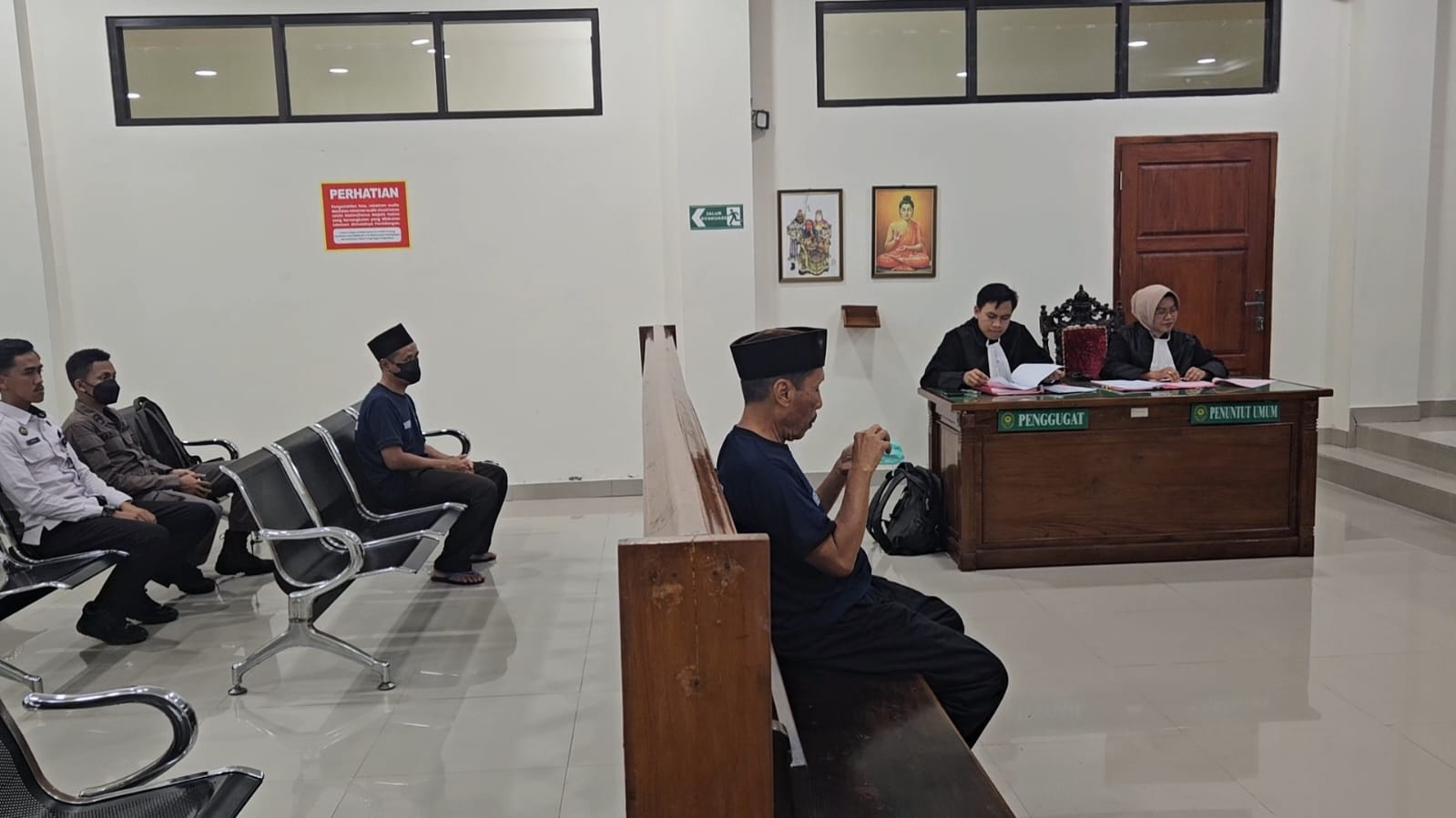 Masduki ketika menjalani persidangan di PN Trenggalek tentang kasus pencabulan terhadap santriwati yang kembali menjeratnya juga bersama sang anak Faisol, Kamis (20/11/2025).