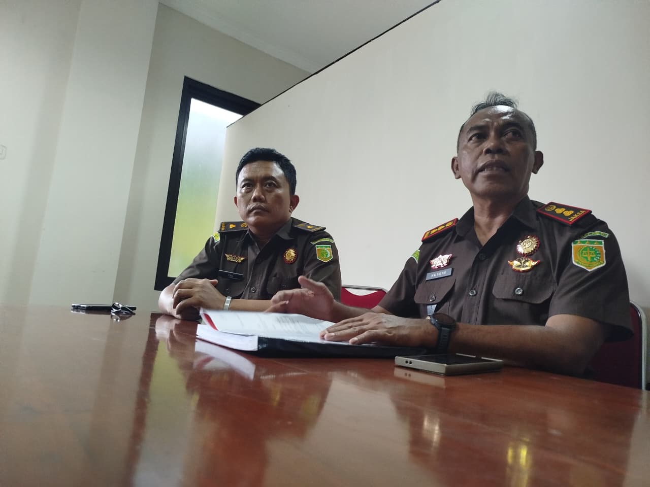 Kepala Kejaksaan Negeri (Kejari) Trenggalek, La Ode Muhammad Nusrim (kanan) memberikan keterangan terkait berkas kasus pemukulan guru SMPN 1 Trenggalek.