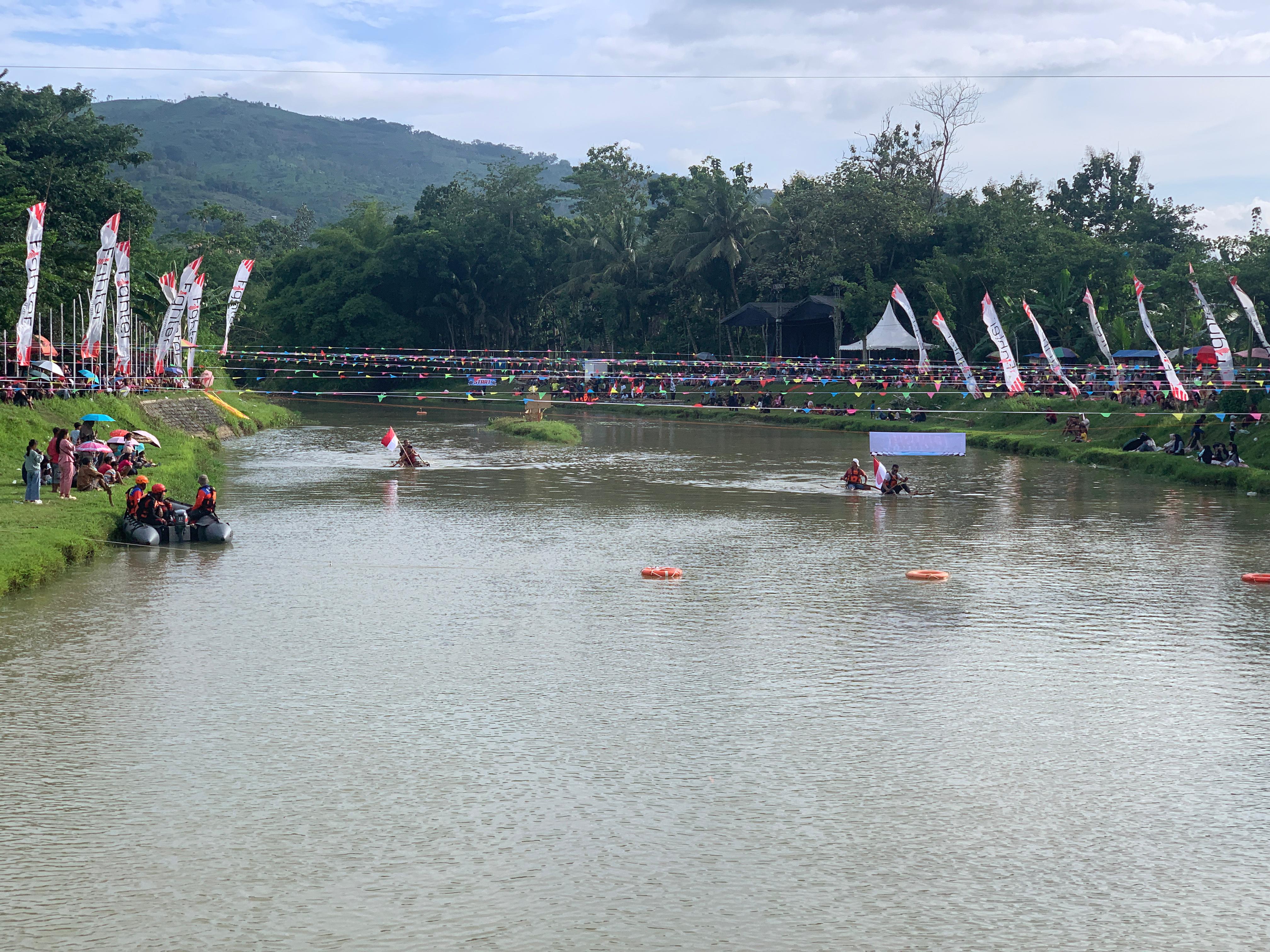 Tampak peserta lomba gethek di Festival Sungai Lika Liku di Dam Widoro, Kecamatan Gandusari, Kabupaten Trenggalek, Sabtu (22/11/2025).