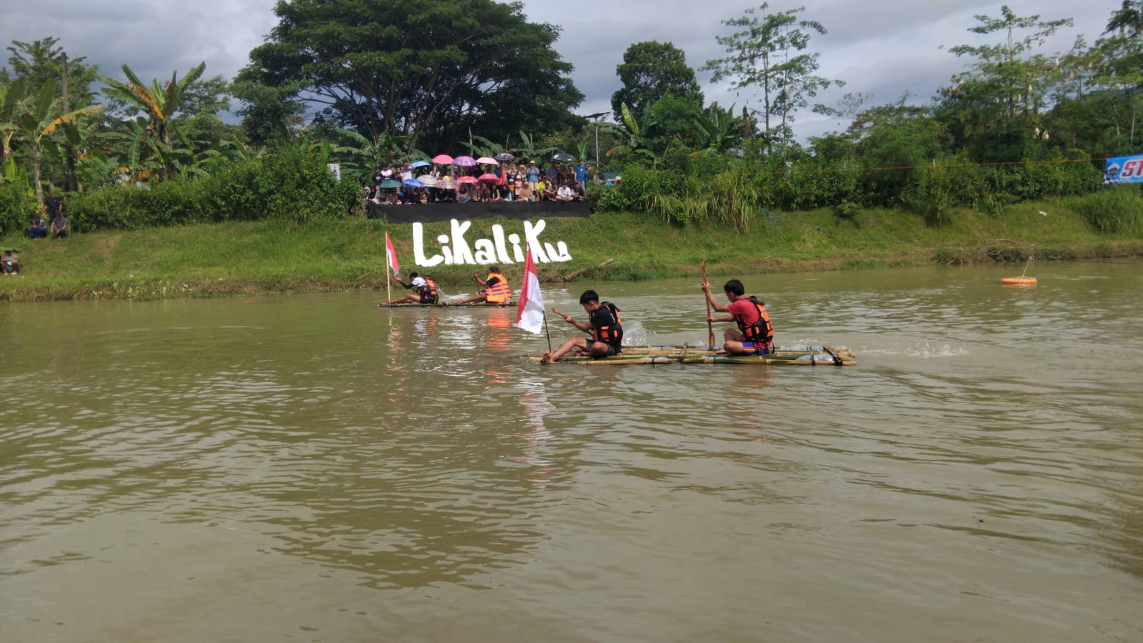 Lomba gethek atau perahu rakit dari bambu merupakan salah satu kegiatan di Festival Sungai Lika Liku di Dam Widoro, Kecamatan Gandusari, Kabupaten Trenggalek.