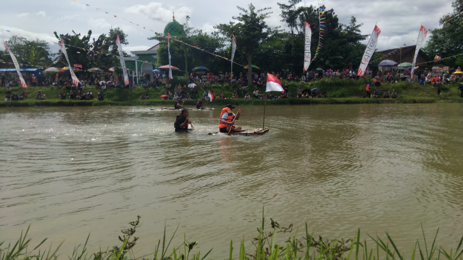 Festival Sungai Likaliku yang digelar di Dam Widoro, Kecamatan Gandusari, disi dengan berbagai kegiatan, Sabtu (22/11/2025).