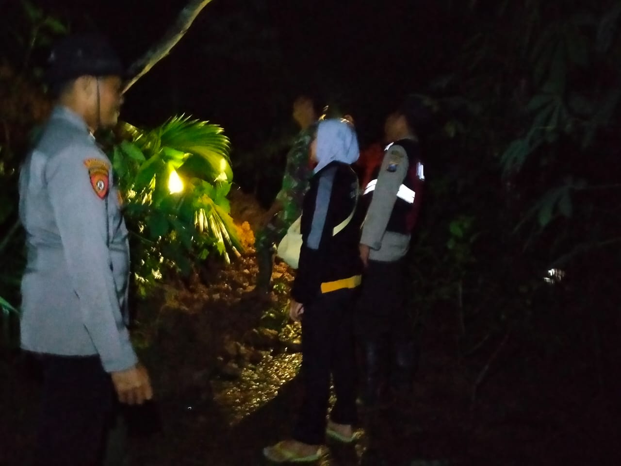 Kondisi jalan antardes Sumurup dan Desa Srabah di wilayah Kecamatan Bendungan, kabupaten Trenggalek, yang tertutup material longsor, Jumat (21/11/2025).