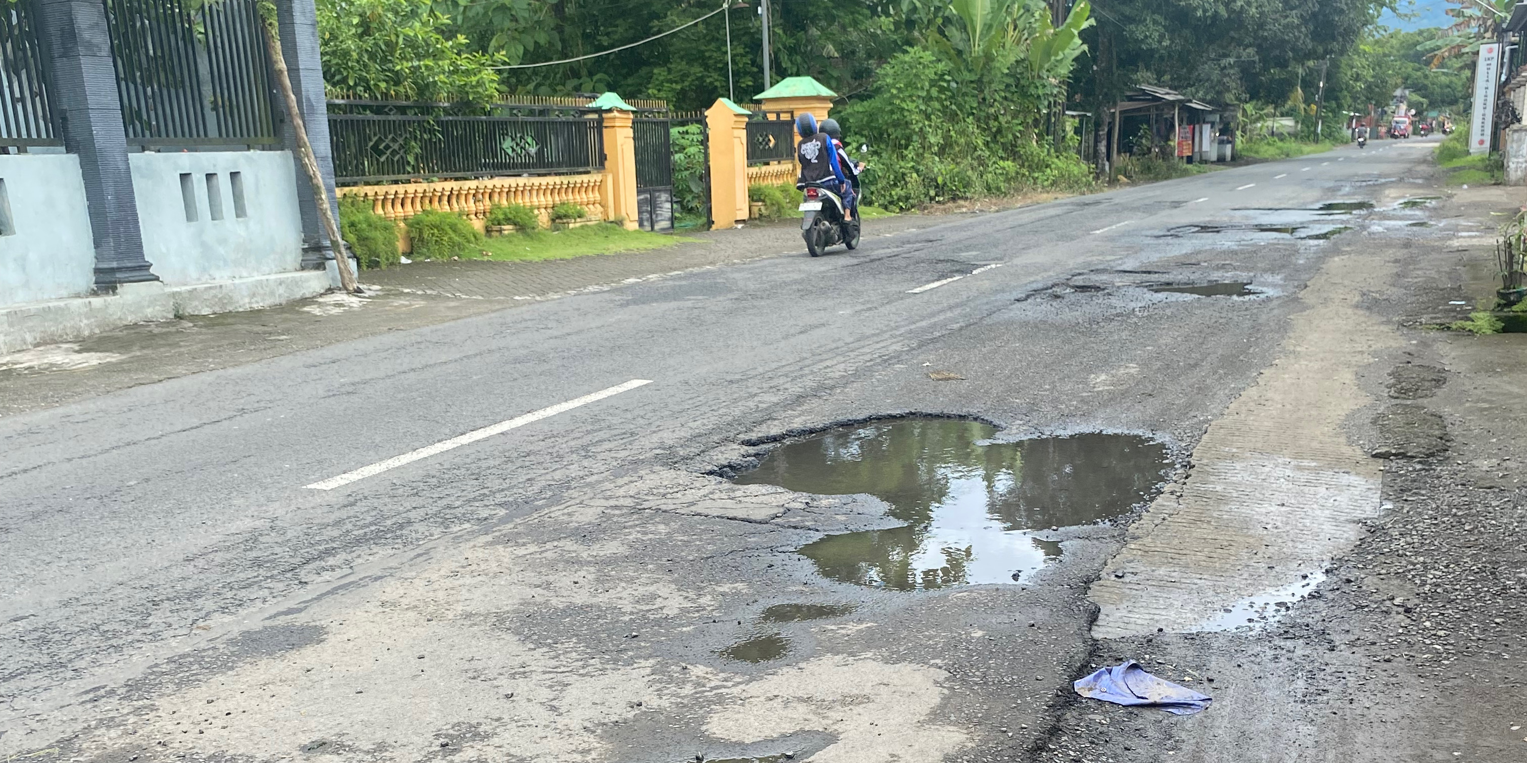 Tampak kondisi lubang di jalan raya yang menghubungkan Desa Rejowinangun dan Desa Bendo, Kecamatan Pogalan, Kabupaten Trenggalek.