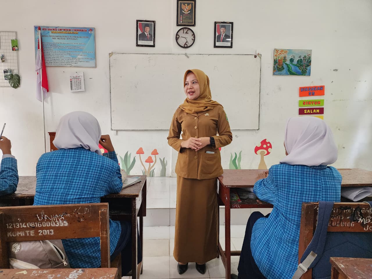 Guru seni budaya di SMPN 1 Trenggalek, Maya Puspita Sari, Hari Guru bukan sekadar perayaan tahunan, melainkan refleksi mendalam tentang arti profesi.