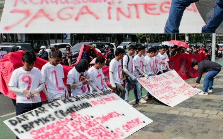 Massa buruh turun ke jalan di sekitar Istana dan DPR menuntut kenaikan upah minimum.