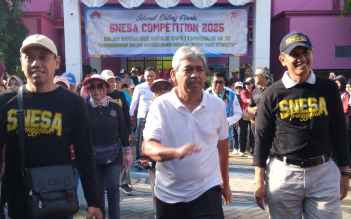 Sekda Trenggalek, Edy Soepriyanto (tengah), Kepala SMPN 1 Trenggalek, Mokhammad Amir Mahmud (topi hitam), saat mengikuti Dies Natalis ke 70 Snesa, Minggu (23/11/2025).