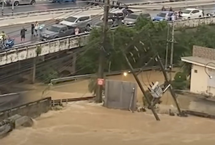 Petugas memeriksa lokasi robohnya tiang listrik tegangan tinggi yang memicu ledakan trafo di dekat Central Plaza Hat Yai, Thailand, saat banjir ekstrem melanda kawasan tersebut.