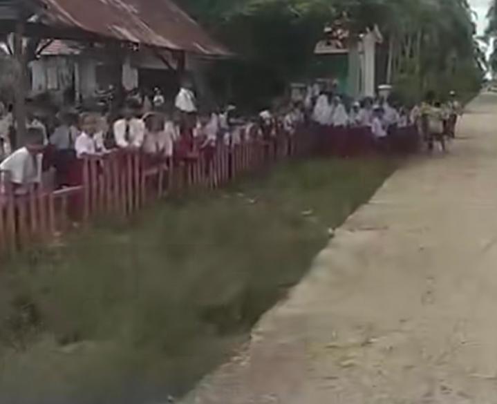Suasana ceria itu terjadi di halaman depan Sekolah Dasar Negeri (SDN) 23 Rupat, sebuah sekolah di pulau terpencil, Riau, yang terima MBG.&nbsp;