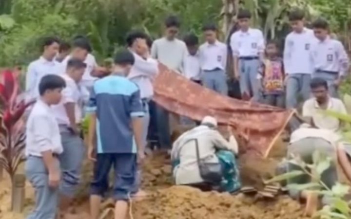 Harunya&hellip; Siswa SMK 6 Samarinda kompak bantu pemakaman ayah teman sekelasnya.(Instagram)
