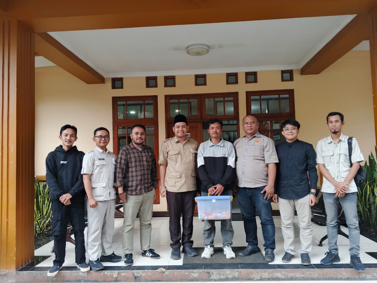 Januari Yusuf Ibrahim, terima biaya wisuda dari Presiden Prabowo  diserahkan relawan yang bertugas, Muhayar Fauzi, disaksikan Kaprodi PHI Universitas Garut, Muh. Fikra Najib,&nbsp;pada Kamis (20/11/2025).