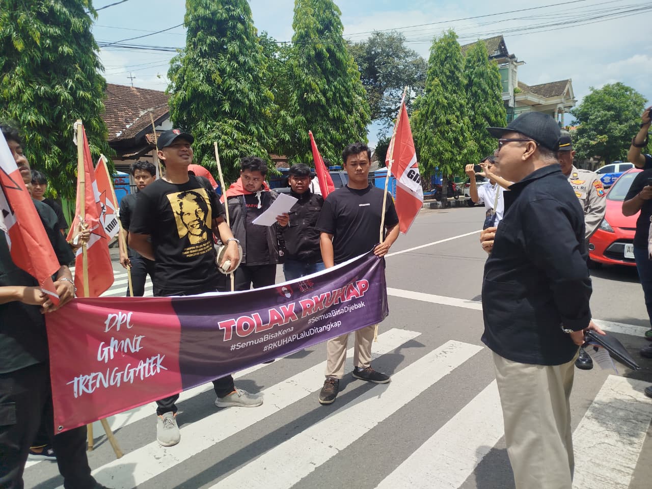 Mahasiswa Trenggalek yang tergabung dalam GMNI gelar aksi di depan Kantor DPRD Trenggalek untuk mengkaji ulang pasal dalam RKUHAP.