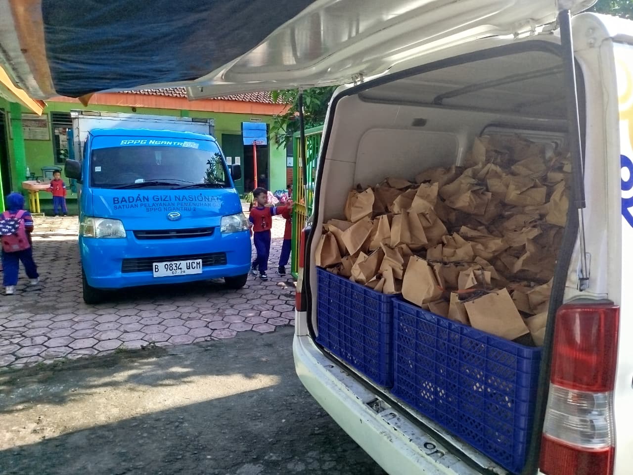 Salah satu dapur SPPG di Trenggalek ketika mendistribusikan MBG ke sekolah penerima.