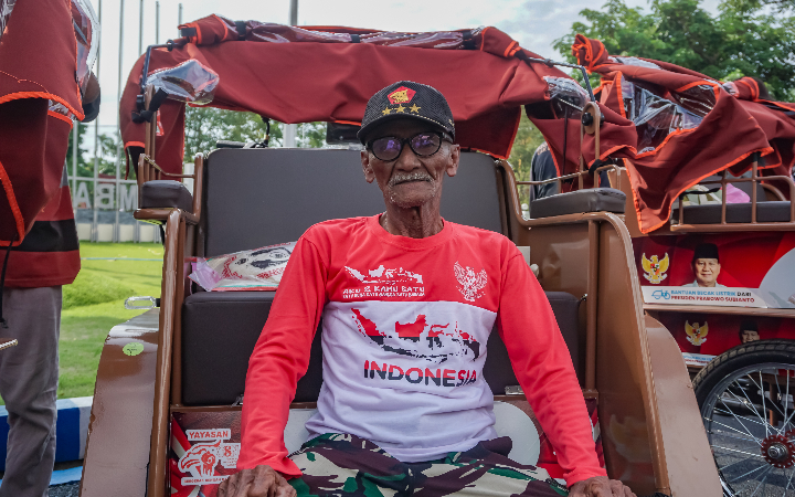 Sumardi, 89, warga Jombang, Jawa Timur, yang terima bantuan becak listrik dari Presiden Prabowo.&nbsp;&nbsp;