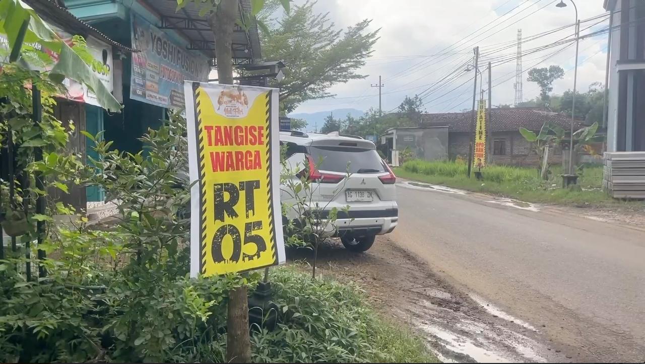 Kondisi jalan di Desa Wonocoyo, Kecamatan Pogalan, Kabupaten Trenggalek, yang diprotes warga dan akan segera diperbaiki.