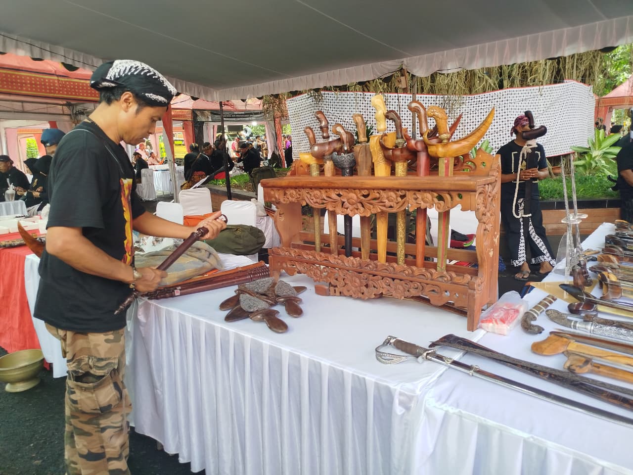 Suasana pameran keris di Pendopo Manggala Praja Nugraha, Trenggalek, pada Selasa (25/11/2025).