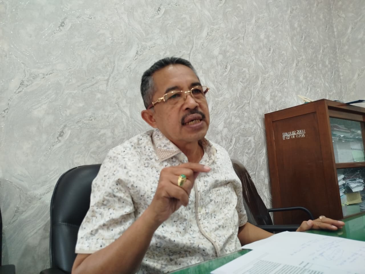 Ketua Komisi IV DPRD Trenggalek, Sukarodin, menyebut kondisi jumlah guru sebagai ironi serius dalam dunia pendidikan daerah.