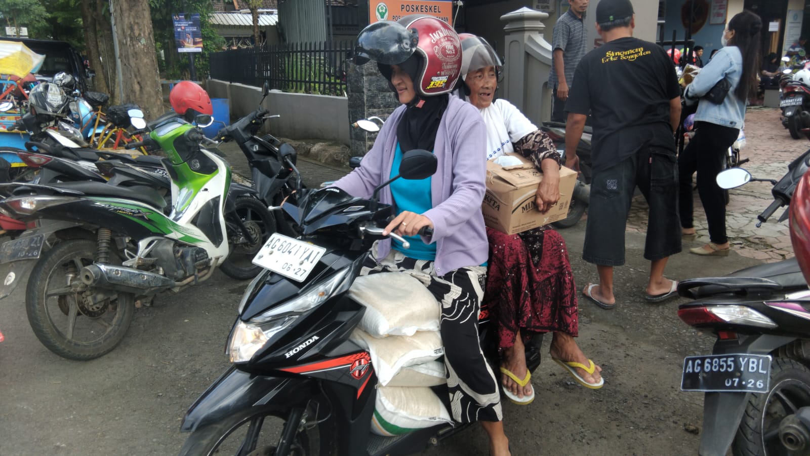 Warga Kelurahan Ngantru, Kecamatan Trenggalek, ketika menerima bansos berupa beras, Selasa (25/11/2025).