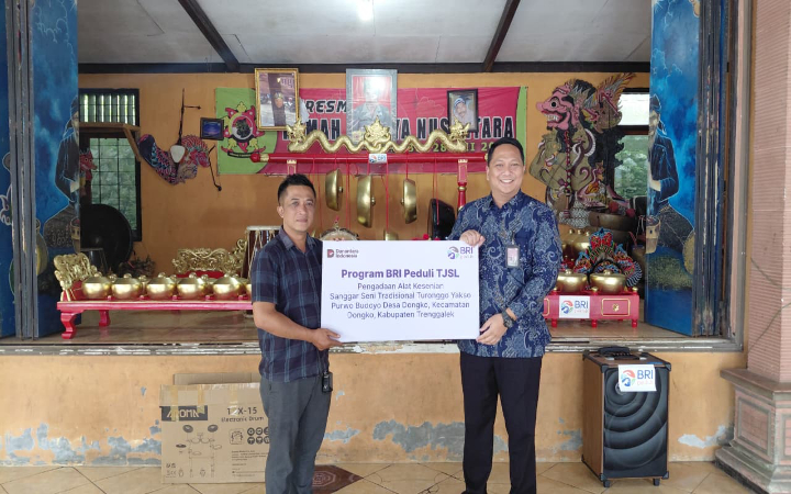 Pemimpin Cabang BRI Trenggalek Ikhwan Beladdinilma serahkan bantuan ke Ketua Sanggar Seni Tradisional Turonggo Yakso Purwo Budoyo, di Desa/Kecamatan Dongko, Novi Agus Hargianto, Selasa (25/11/2025).