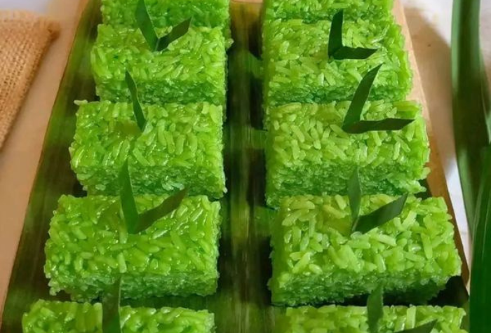 Wajik ketan pandan siap dinikmati, kenyal, manis, dan harum aromanya. Cocok untuk camilan sore atau oleh-oleh khas.