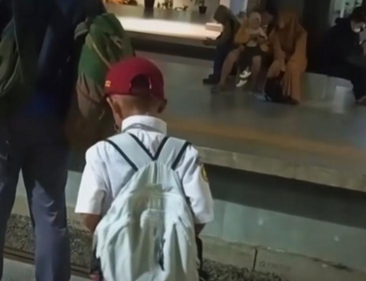 Kisah seorang bocah SD bernama Hafitar menyita perhatian warganet setelah videonya viral di media sosial.
