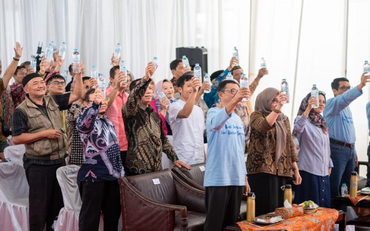 Tamu undangan menunjukkan AMDK terbaru Tirtha Pure produksi Perumda Tirta Wening resmi diluncurkan, Sabtu (22/11/2025).