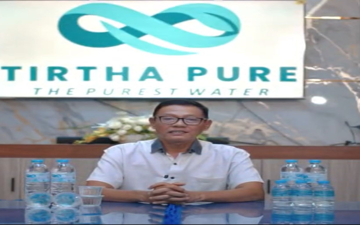 Direktur Perumda Tirta Wening Sudarmono perkenalkan AMDK terbaru Tirtha Pure produksi Perumda Tirta Wening.