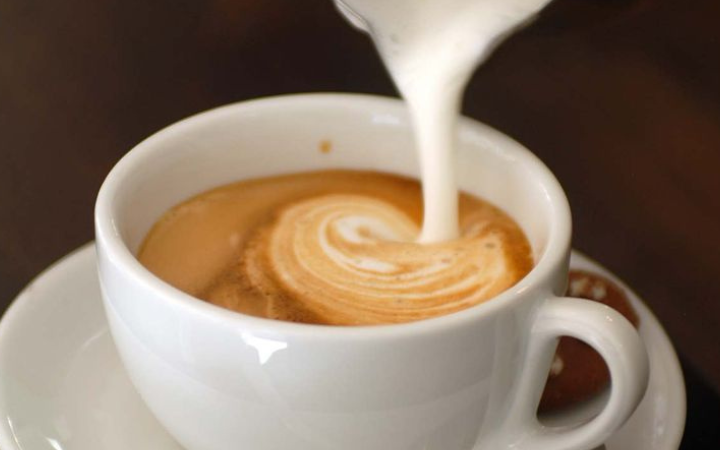 Cappuccino creamy ala kafe tetap bisa dibuat di rumah dengan teknik yang tepat dan alat sederhana. (Pinterest)