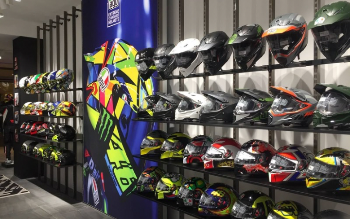Helm berkualitas memberikan perlindungan terbaik di setiap perjalanan. Pilihan yang tepat dimulai dari material kuat ukuran pas dan sertifikasi resmi.