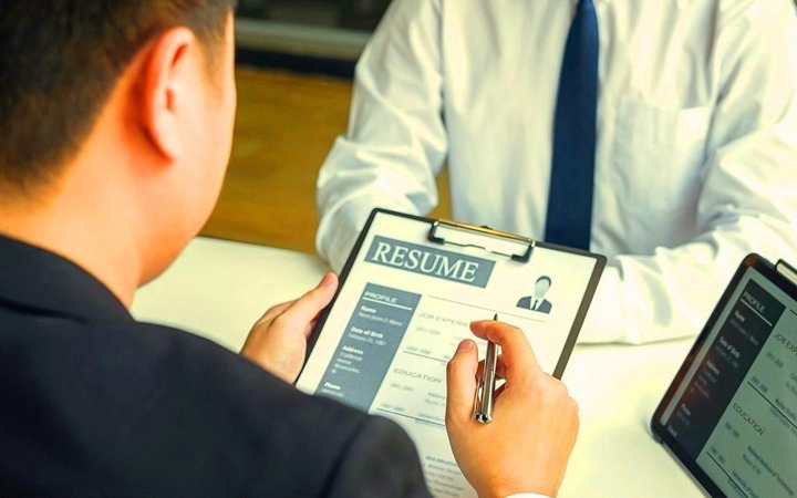 CV profesional menarik perhatian sejak 6 detik pertama. Tampilkan kemampuan terbaik melalui dokumen yang rapi terstruktur dan relevan.