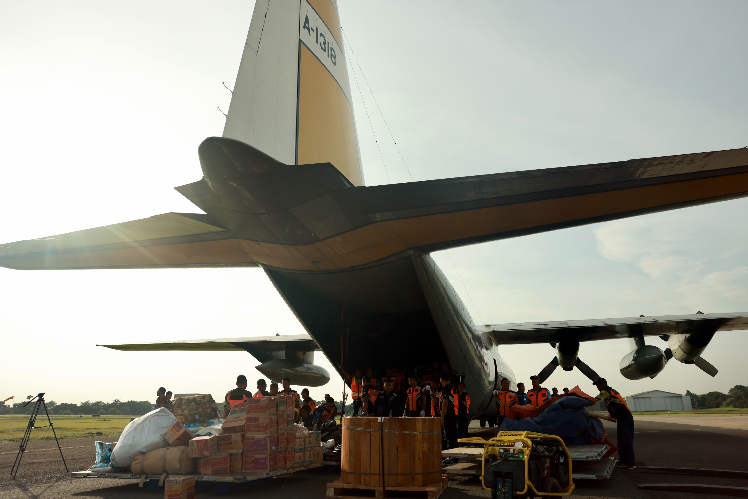 Pemerintah bergerak cepat menanggulangi bencana di wilayah Sumatera, meliputi Aceh, Sumatera Utara, dan Sumatera Barat. Termasuk menggunakan pesawat untuk angkut logistik.