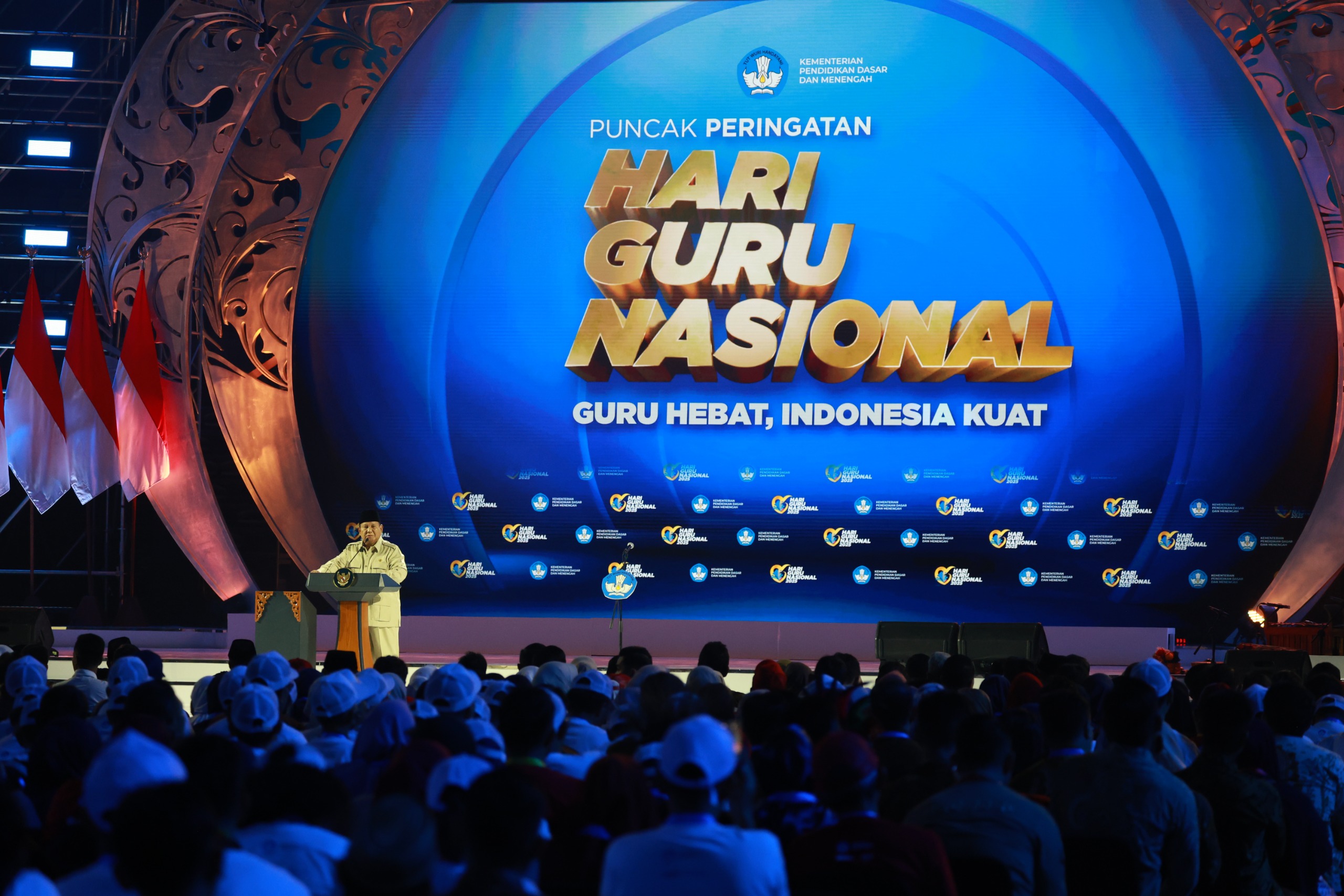 Menteri Pendidikan Dasar dan Menengah (Mendikdasmen), Abdul Mu&rsquo;ti, melaporkan program peningkatan kesejahteraan kepada Presiden Prabowo, saat peringatan Hari Guru Nasional.