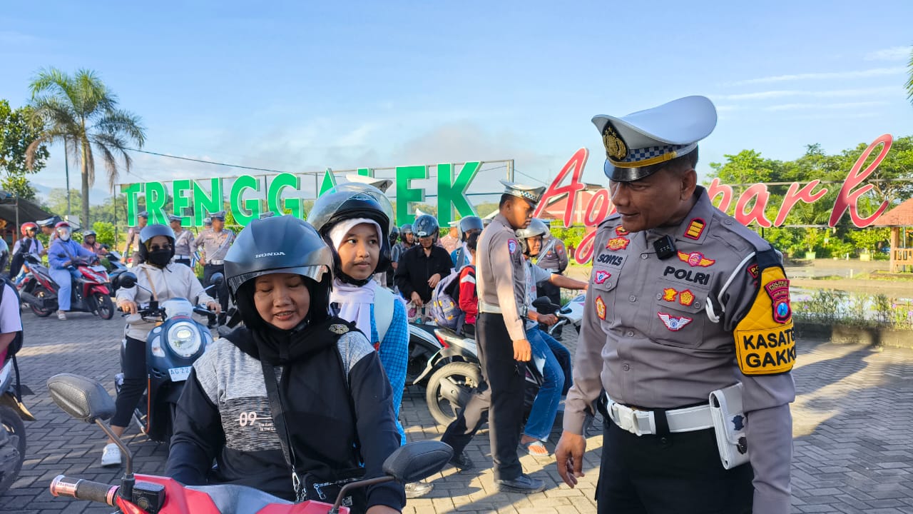 Satlantas Polres Trenggalek ketika menegur pengguna kendaraan yang melakukan pelanggaran.
