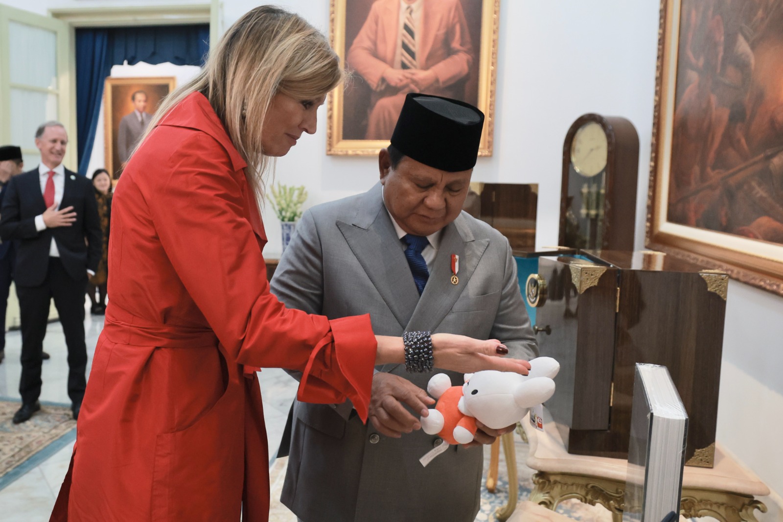 Pertukaran cendera mata antara Ratu Maxima dan Presiden Prabowo usai pertemuan bilateral di Istana Negara, Jakarta, Kamis (27/11/2025).