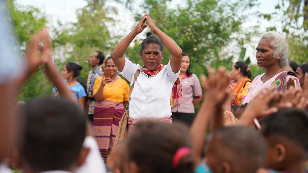 Keterbatasan bukanlah halangan bagi Asnat Nenabu, guru PAUD di Desa Fotila, Amanatun Utara, Timor Tengah Selatan, Nusa Tenggara Timur (NTT), untuk terus mengajar.