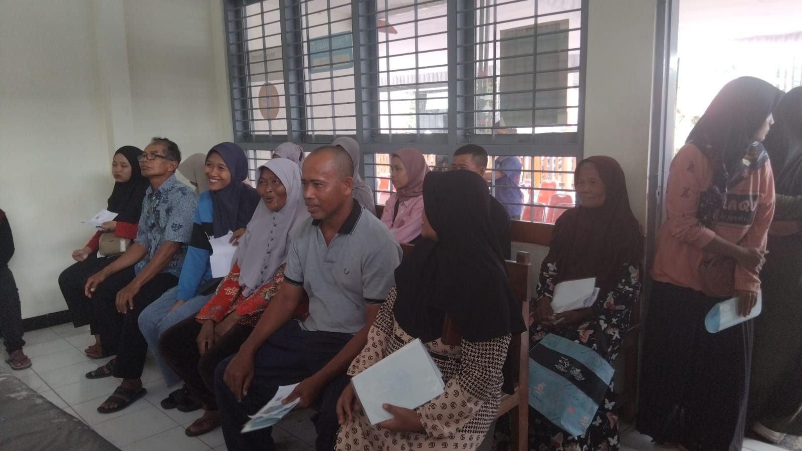 Bantuan Langsung Tunai Sosial Kesejahteraan Rakyat (BLTS Kesra) di Trenggalek akhirnya dapat dicairkan. Warga tampak antre di kantor Pos Pogalan.
