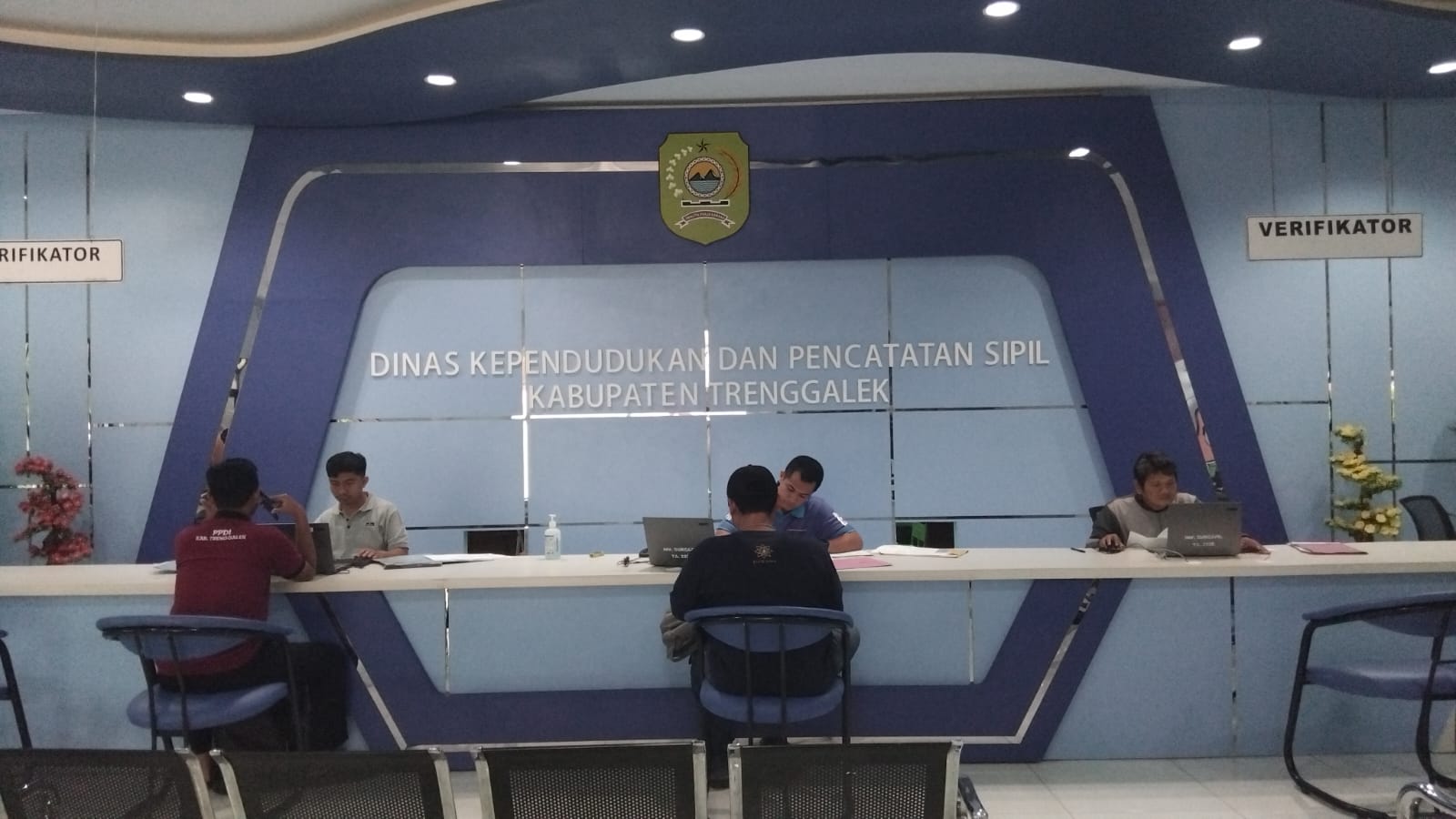 Layanan pembuatan kartu tanda penduduk elektronik (e-KTP) di Dinas Kependudukan dan Catatan Sipil (Disdukcapil) Trenggalek terhambat.
