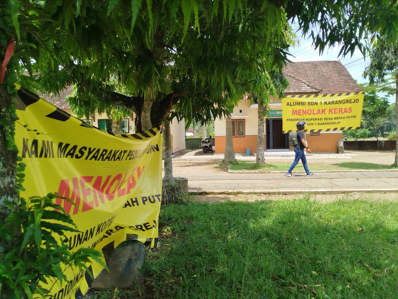 Lokasi pendirian KDMP di SDN 1 Karangrejo, Kecamatan Kampak, Kabupaten Trenggalek, terpasangi banner penolakan orang tak bertanggung jawab.
