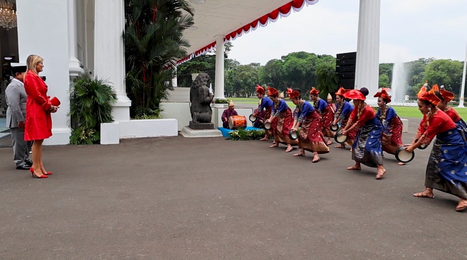 Tarian tradisional khas Pariaman, Sumatera Barat, sambut Advokat Khusus Sekretaris Jenderal Perserikatan Bangsa-Bangsa untuk Inklusi Keuangan, Ratu M&aacute;xima dari Belanda saat bertemu Presiden Prabowo.