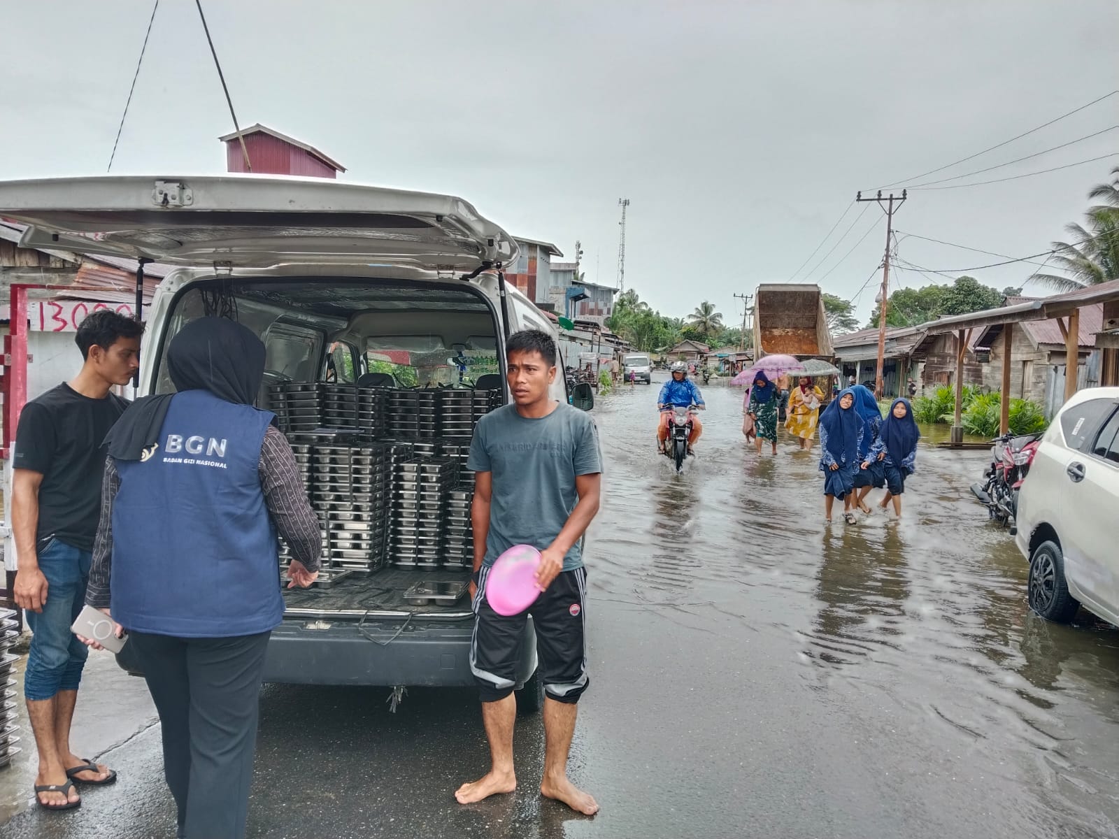 Distribusi paket Makan Bergizi Gratis (MBG) untuk warga terdampak bencana banjir dan longsor di Sumatera Utara.&nbsp;&nbsp;