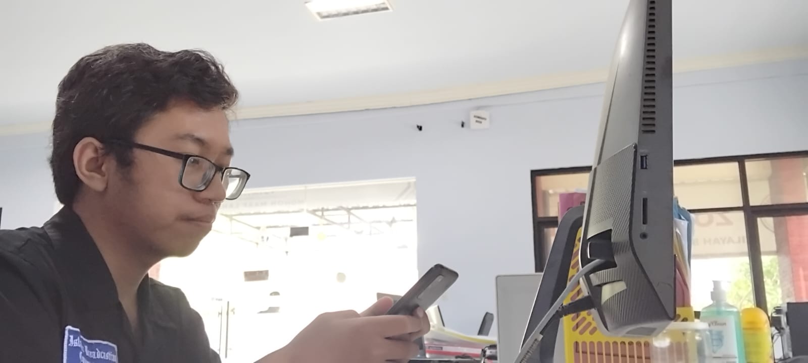 Warga ketika mengaktifkan layanan IKD di kantor Disdukcapil Trenggalek untuk efisiensi data secara digital.