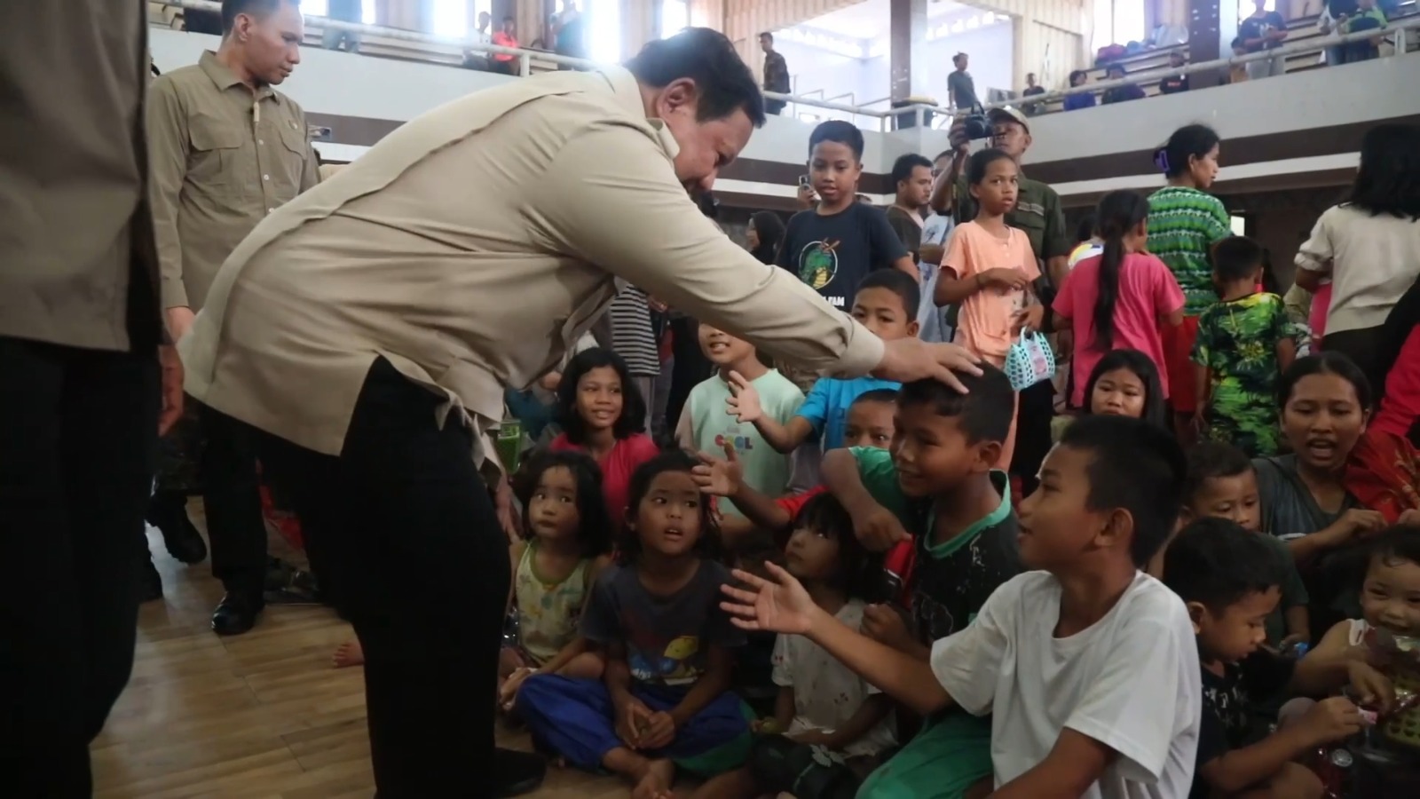 Presiden Republik Indonesia Prabowo Subianto mengecek langsung kondisi dapur umum dan warga terdampak bencana di Tapanuli, Sumatera Utara, Senin (1/12/2025).