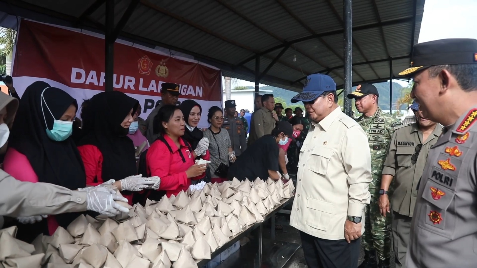 Presiden Prabowo saat berkunjung langsung ke lokasi bencana di Tapanuli Tengah, Sumatera Utara, Senin (1/12/2025).