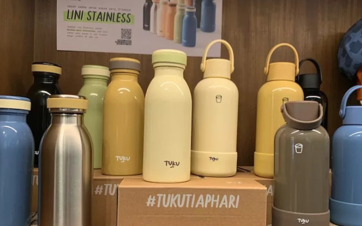 Tumbler Kopi Tuku dengan desain simpel dan warna khas ini kembali jadi perhatian usai ramai kasus hilang di KRL. (Pinterest)