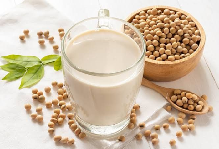 Susu kedelai menjadi alternatif minuman sehat yang kaya nutrisi dan cocok dikonsumsi semua kalangan. Pinterest